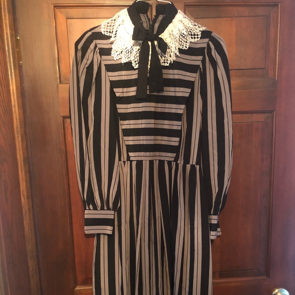 Awesome vintage Peter Pan collar long sleeve dress